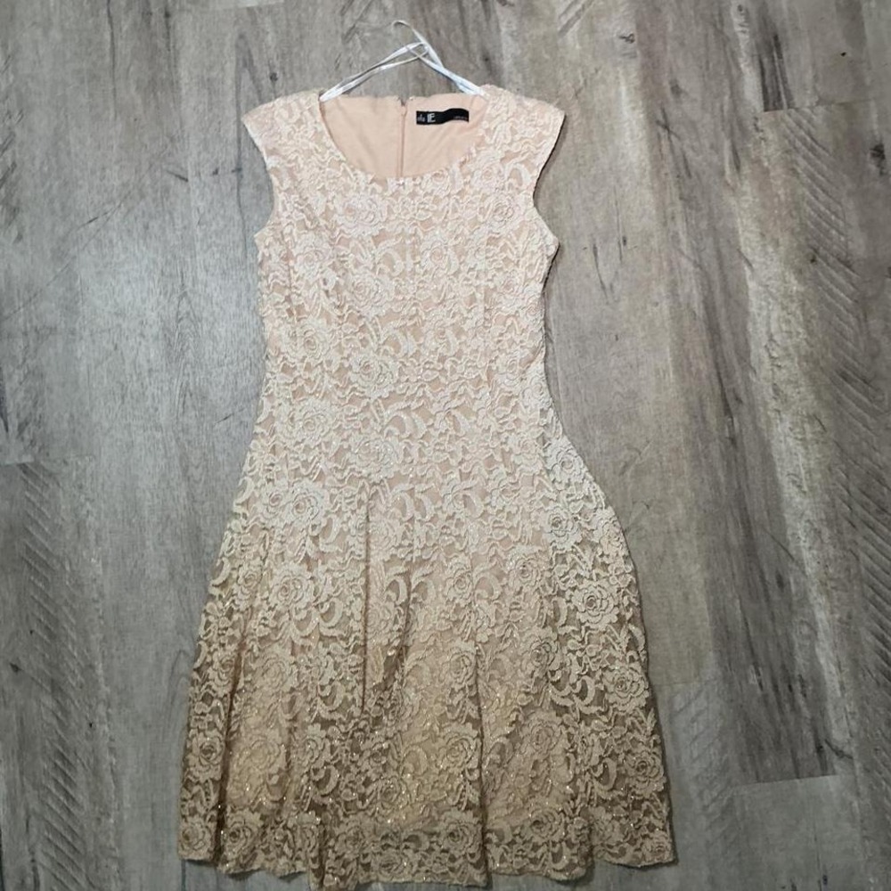 Leslie Fay gold lace dress with zipper back. Size: 2